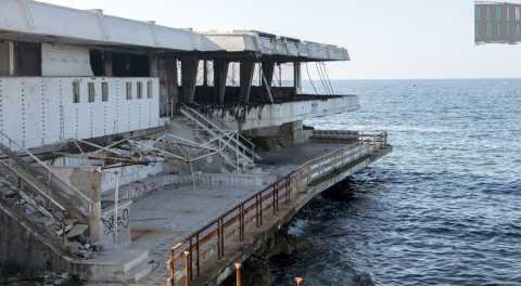 Qui c' stato Barry White: viaggio a Grotta Regina, il locale dimenticato sul mare